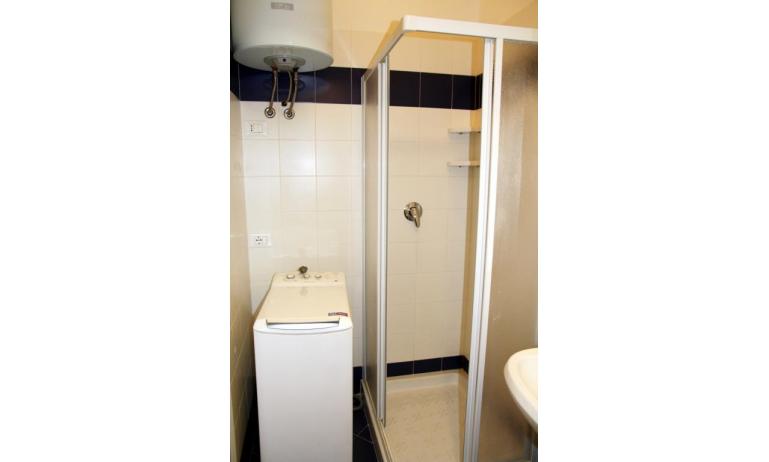 apartments JOLLY: C8 - bathroom with a shower enclosure (example)