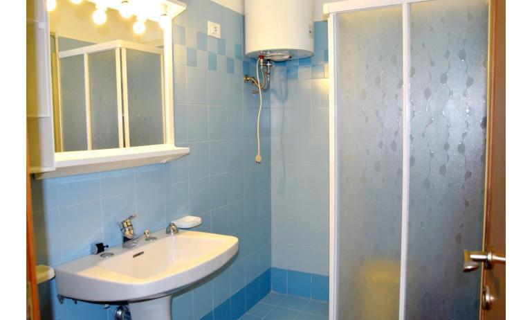 apartments VISTAMARE: B5 - bathroom with a shower enclosure (example)