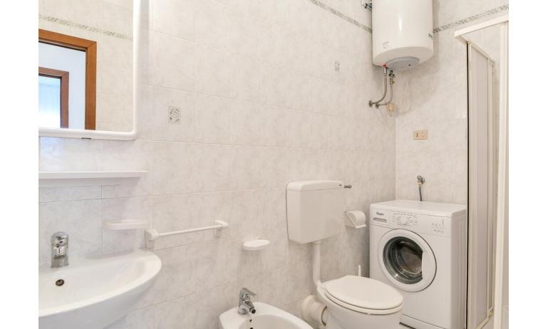 residence ALBATROS: B5/G - bagno con lavatrice (esempio)