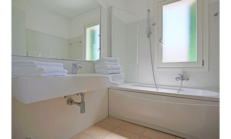 apartments MAESTRALE: B4/VD - bathroom with bathtub (example)