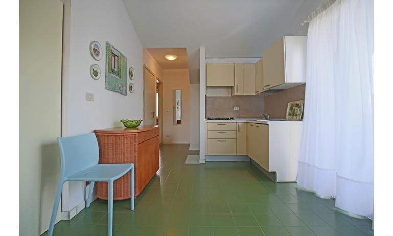 residence SELENIS: B4/pool - angolo cottura (esempio)