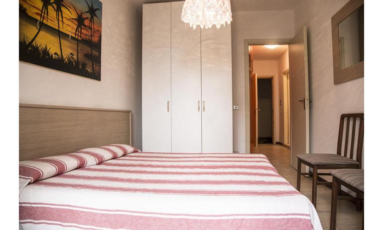 residence SELENIS: B4/pool - camera matrimoniale (esempio)