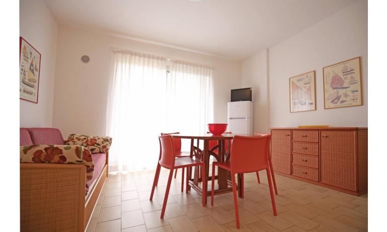 residence SELENIS: C6/pool - soggiorno (esempio)