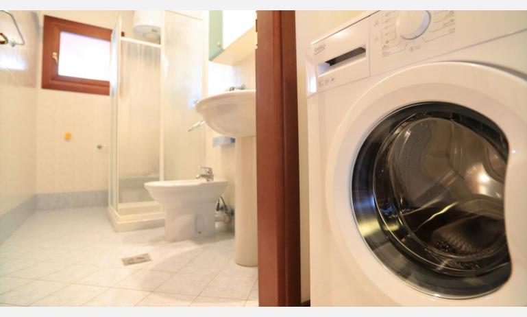 residence LEOPARDI-Gemini: B5/0 - bathroom with washing machine (example)
