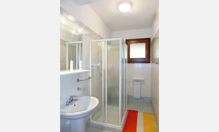 Residence LEOPARDI-Gemini: D9 - Badezimmer mit Duschkabine (Beispiel)