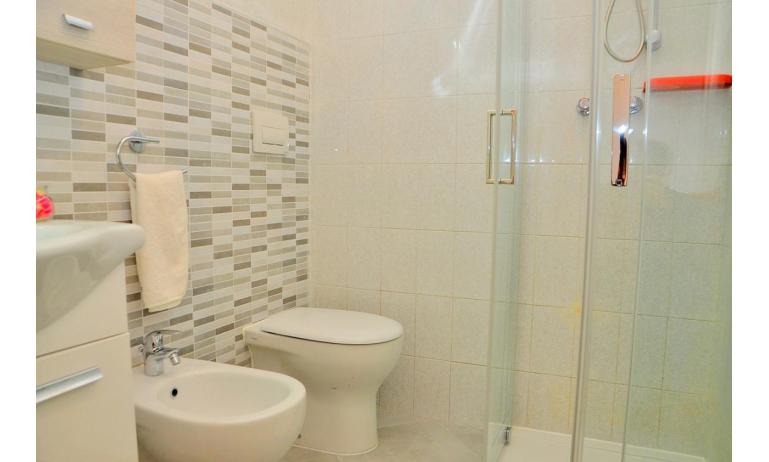 Ferienwohnungen BILOBA: B4/1 - Badezimmer mit Duschkabine (Beispiel)