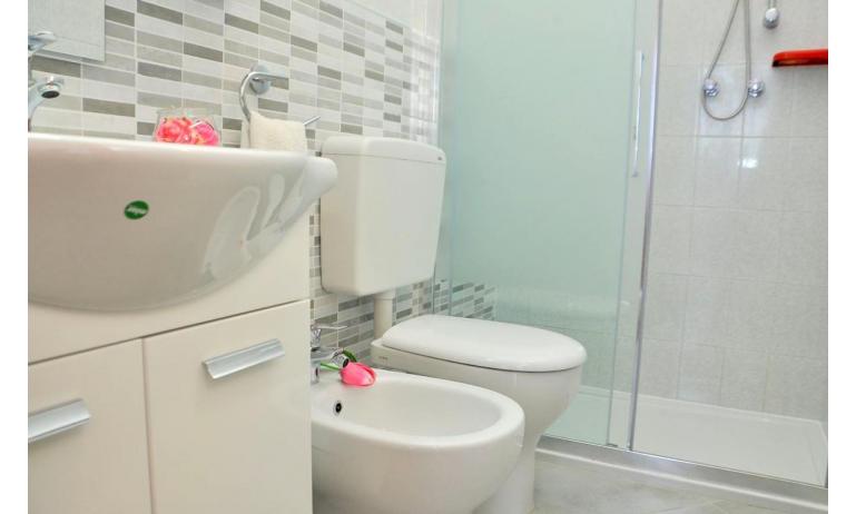 appartament BILOBA: C6/1 - salle de bain avec cabine de douche (exemple)