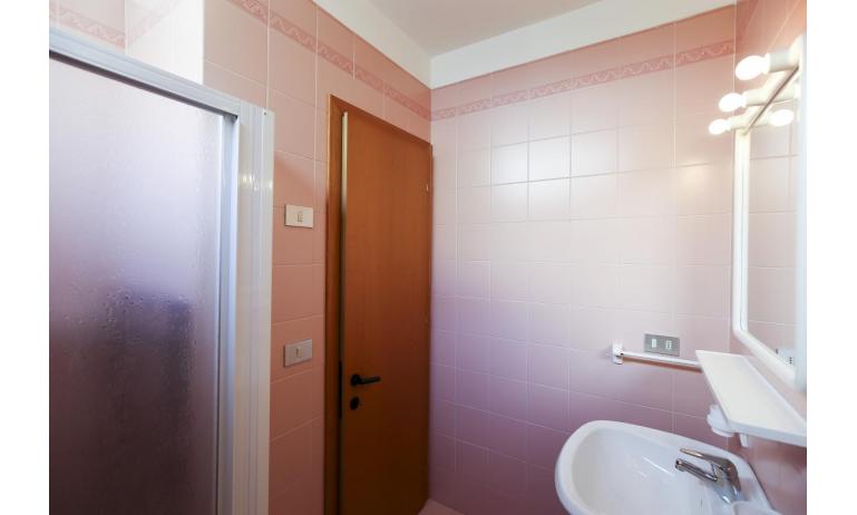 apartments CAMPIELLO: A4 - bathroom with a shower enclosure (example)