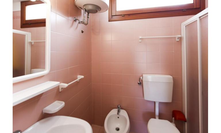 Ferienwohnungen CAMPIELLO: C6/B* - Badezimmer mit Duschkabine (Beispiel)