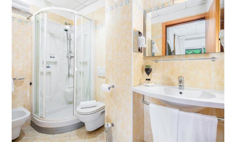 hôtel REX: Junior suite - salle de bain avec cabine de douche (exemple)