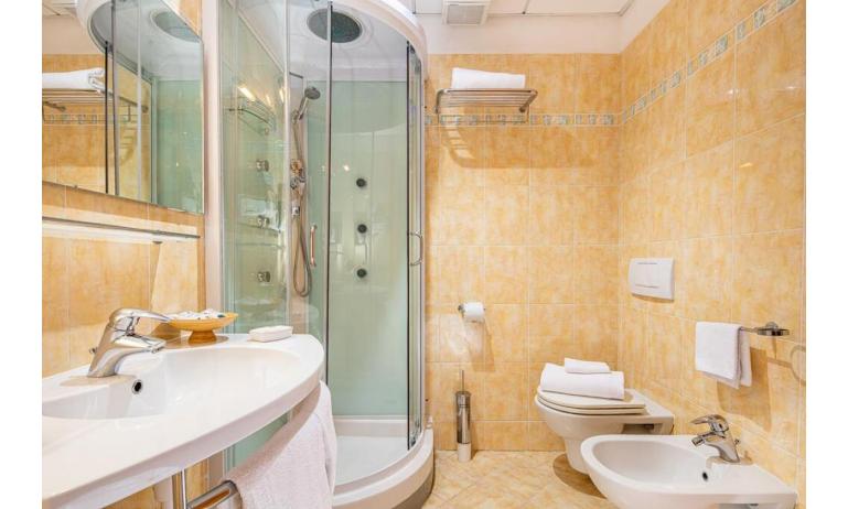 Hotel REX: Family Suite - Badezimmer mit Duschkabine (Beispiel)