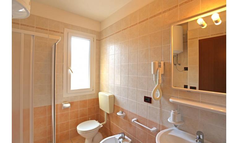 Residence VILLAGGIO AI PINI: B5/V - Badezimmer mit Duschkabine (Beispiel)