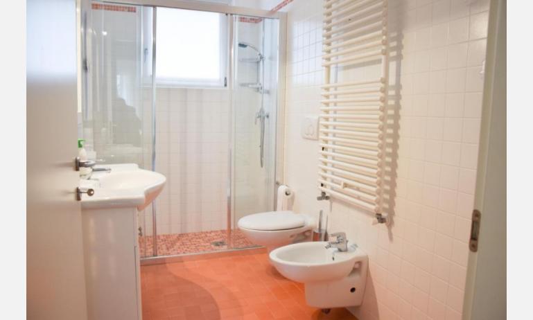 residence MEDITERRANEE: B4 - bagno con box doccia (esempio)