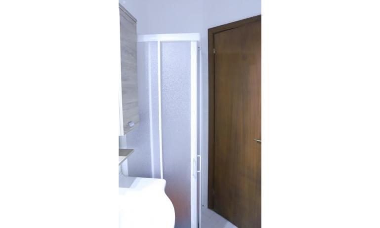 Ferienwohnungen AUSONIA: C7 - Badezimmer mit Duschkabine (Beispiel)