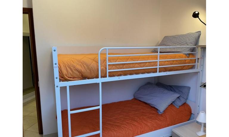 Ferienwohnungen AUSONIA: C7 - Schlafzimmer mit Stockbett (Beispiel)