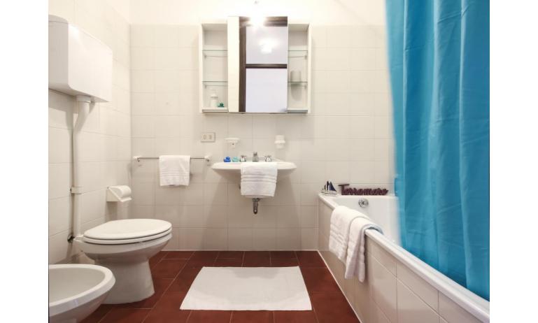 apartments TERRAMARE: D6/VSL - bathroom with bathtub (example)
