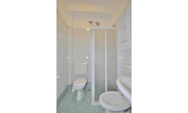apartments RESIDENCE PINEDA: B4/1 - bathroom with a shower enclosure (example)
