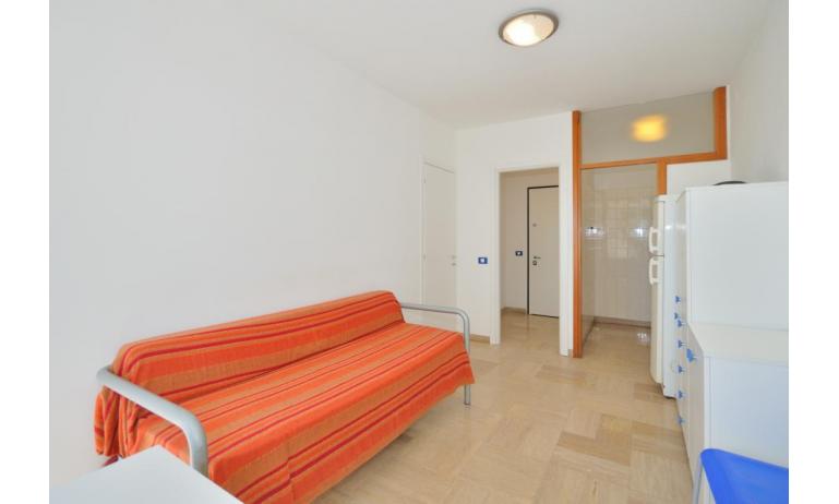 Ferienwohnungen RESIDENCE PINEDA: C6 - Wohnzimmer (Beispiel)