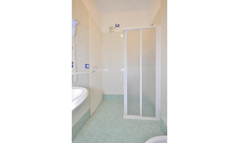 Ferienwohnungen RESIDENCE PINEDA: C6/1 - Badezimmer mit Duschkabine (Beispiel)