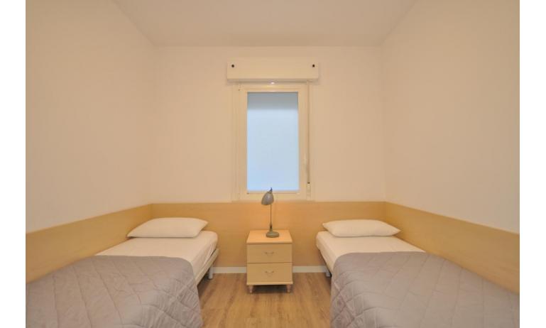 appartament RESIDENCE PINEDA: C6/1 - chambre avec deux lits (exemple)