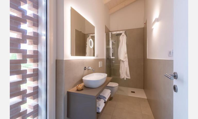 résidence PAREUS BEACH RESORT: VILLA MARE - salle de bain avec cabine de douche (exemple)