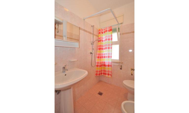 appartamenti CA CIVIDALE: C6 - bagno con tenda (esempio)