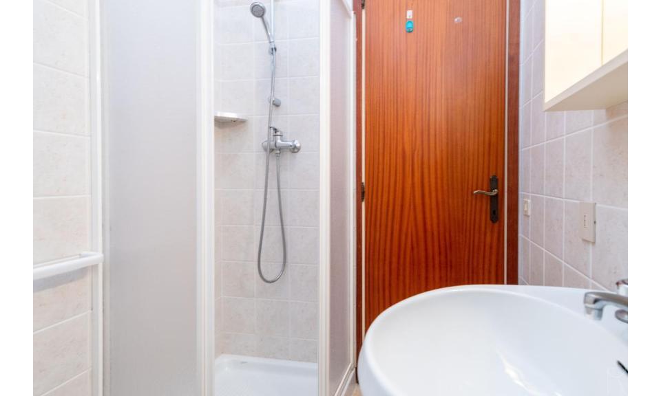 villaggio SOLE B: C6/1V - bagno con box doccia (esempio)