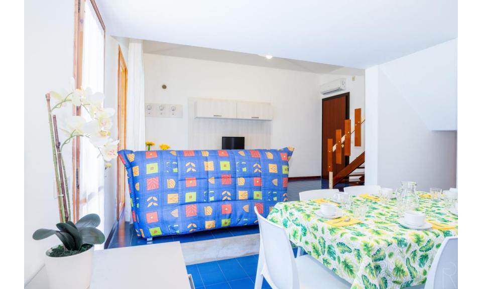 villaggio SOLE B: C6/1V - soggiorno (esempio)