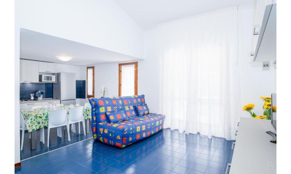 villaggio SOLE B: C6/1V - soggiorno (esempio)