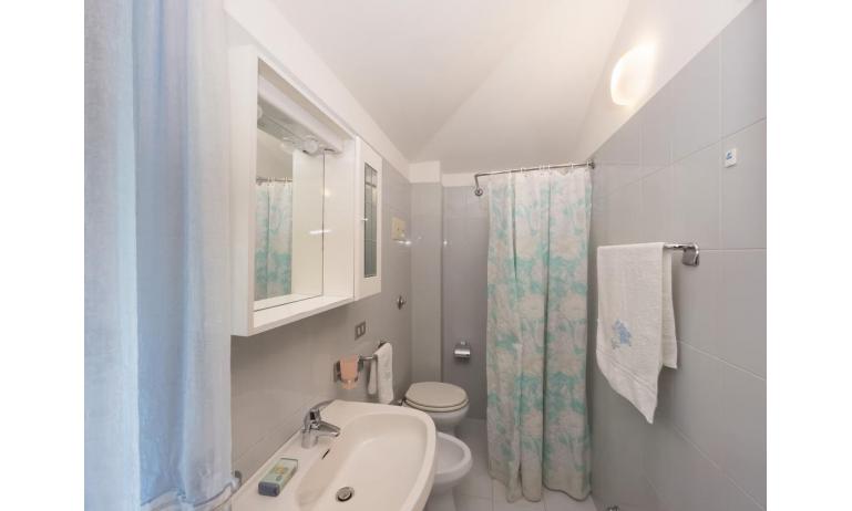 appartamenti VILLA FIORE CARINZIA: B4/2B - bagno con tenda (esempio)