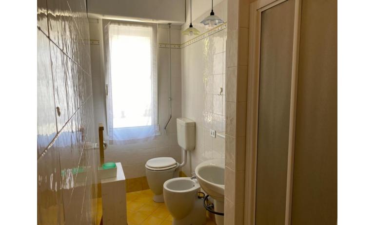 appartamenti LAURA: B4/S0 - bagno con box doccia (esempio)