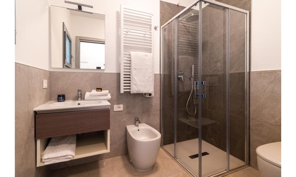 appartamenti ONE LIFE SUITES: A4 - bagno con box doccia (esempio)