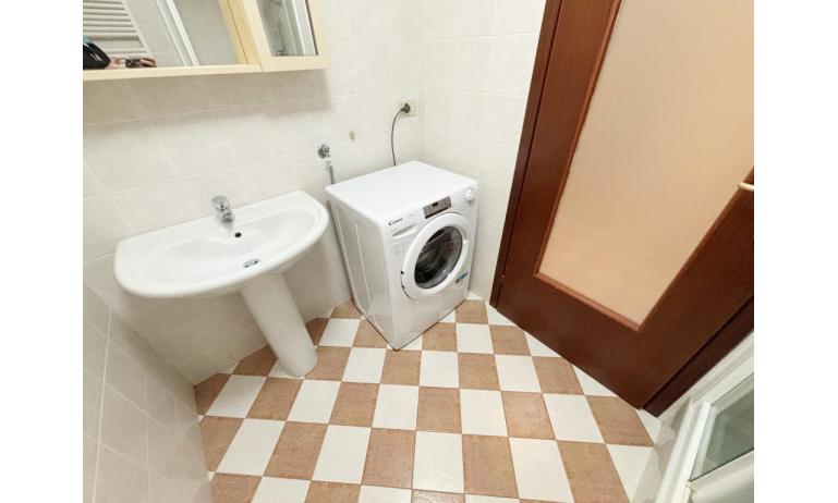 residence ALBATROS: C7/V - bagno con lavatrice (esempio)