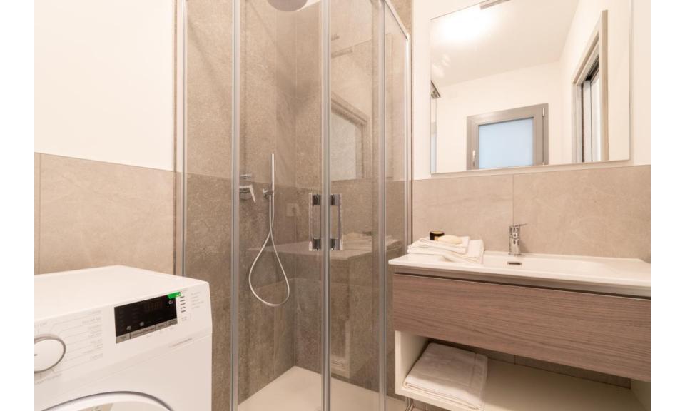 appartamenti ONE LIFE SUITES: C6/1 - bagno con lavatrice (esempio)