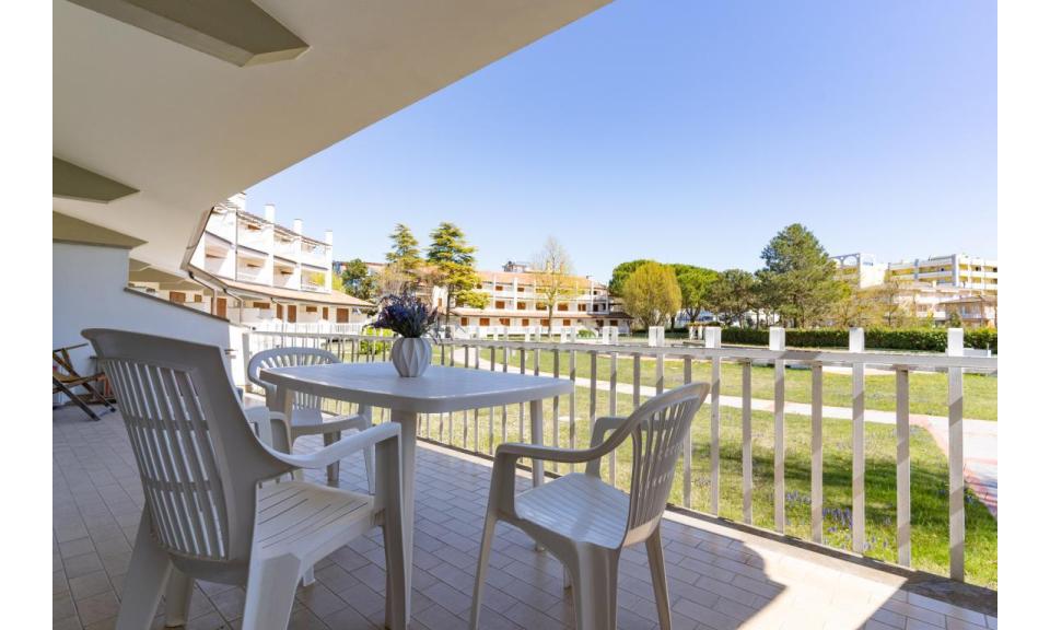 résidence SELENIS: B4/pool - balcon (exemple)