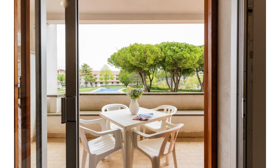 résidence SELENIS: B4/pool - balcon (exemple)