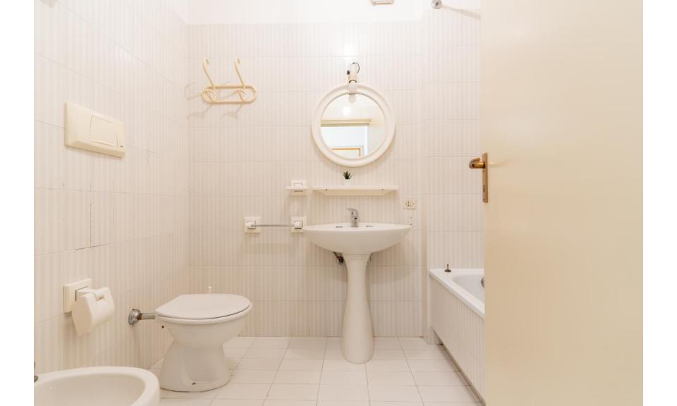 résidence SELENIS: B4/pool - salle de bain avec baignoire (exemple)