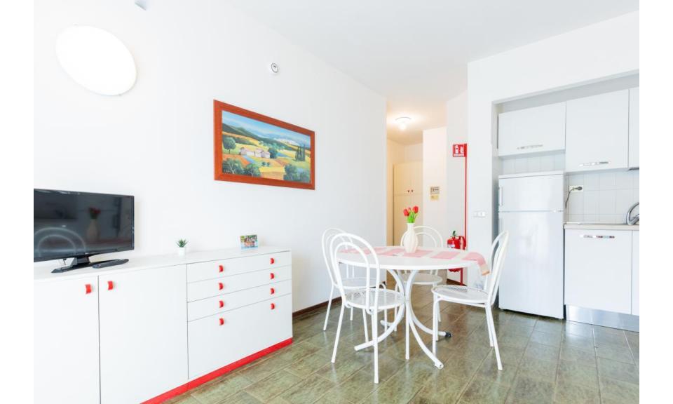 résidence SELENIS: B4/pool - salon (exemple)