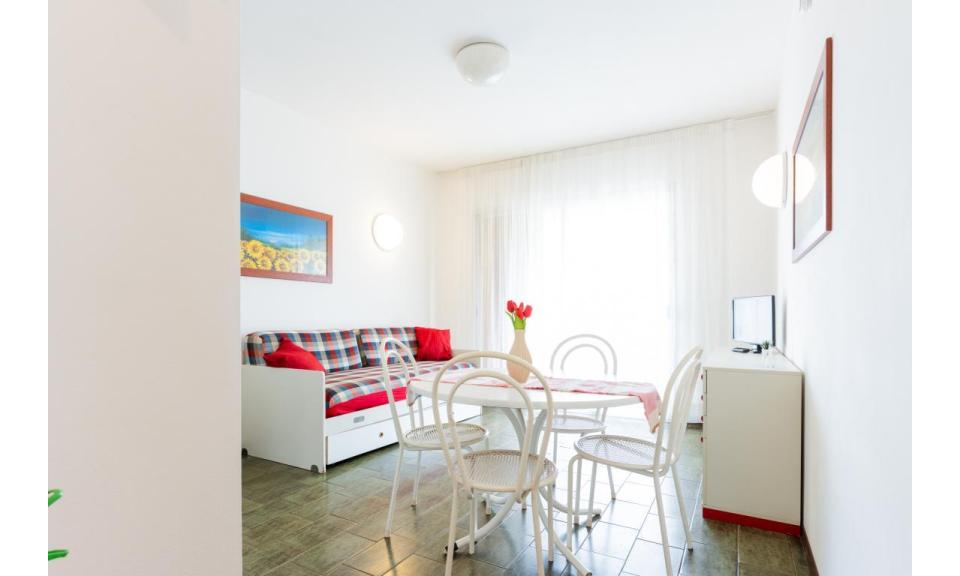 résidence SELENIS: B4/pool - salon (exemple)