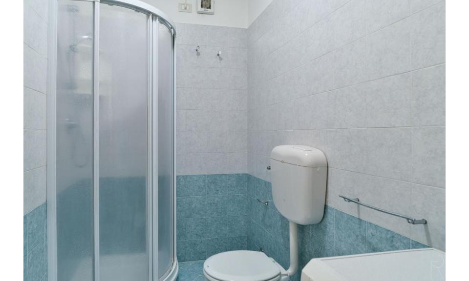 appartament STELLA D ORO: C6 - salle de bain avec cabine de douche (exemple)