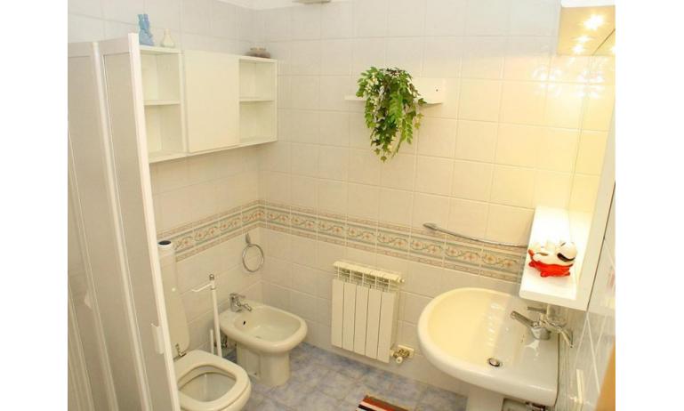 Ferienwohnungen LUCA: B4 - Badezimmer mit Duschkabine (Beispiel)