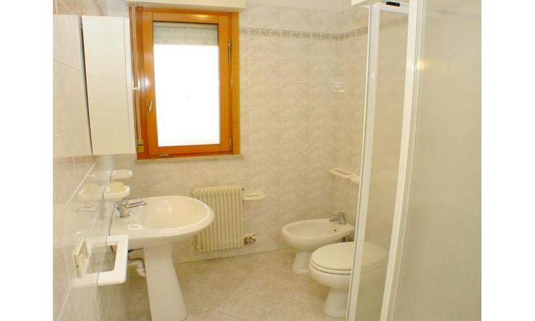 Ferienwohnungen SOLE: B4 - Badezimmer mit Duschkabine (Beispiel)