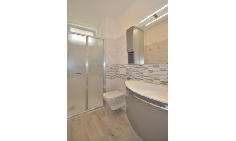 Ferienwohnungen STELLA: C6 - Badezimmer mit Duschkabine (Beispiel)