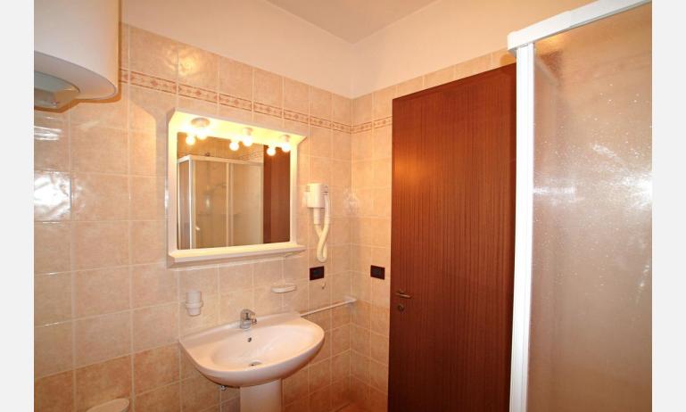 résidence GIARDINI DI ALTEA: B5/V - salle de bain (exemple)