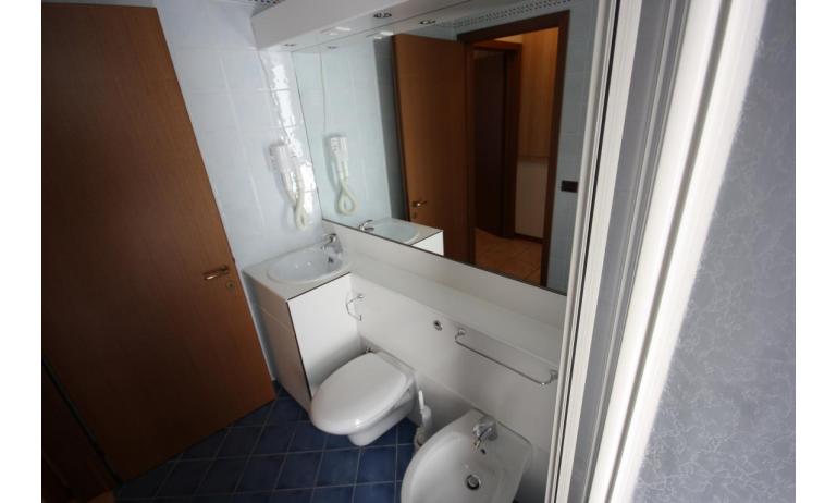 résidence GIARDINI DI ALTEA: B5/V - salle de bain (exemple)