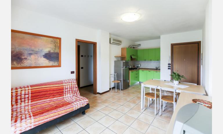 Residence GIARDINI DI ALTEA: C7 - Wohnzimmer (Beispiel)