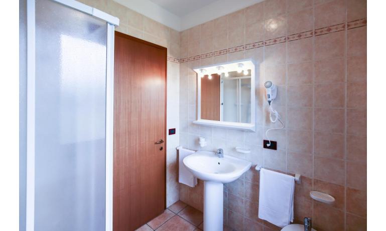 résidence GIARDINI DI ALTEA: C7 - salle de bain (exemple)