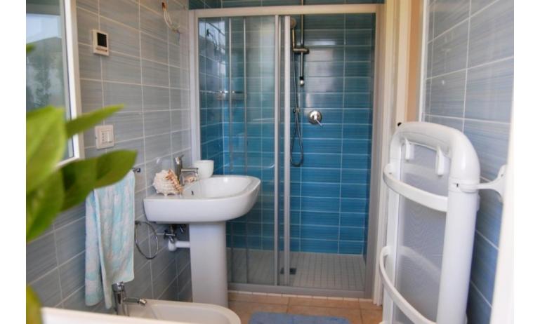 residence EVANIKE: B4/2* - bagno con box doccia (esempio)