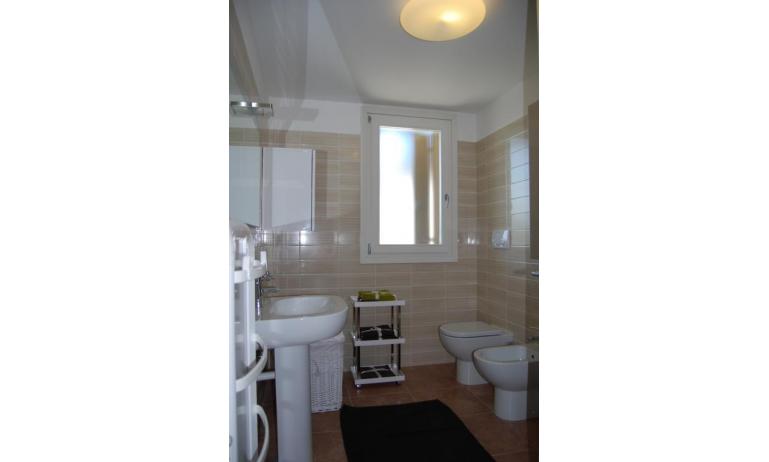 résidence EVANIKE: C6* - salle de bain avec cabine de douche (exemple)