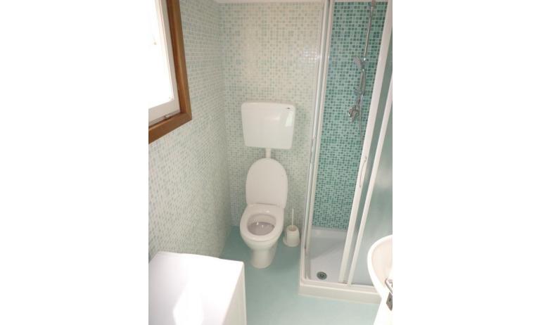 Ferienwohnungen MINI-JET: B4 - Badezimmer mit Duschkabine (Beispiel)